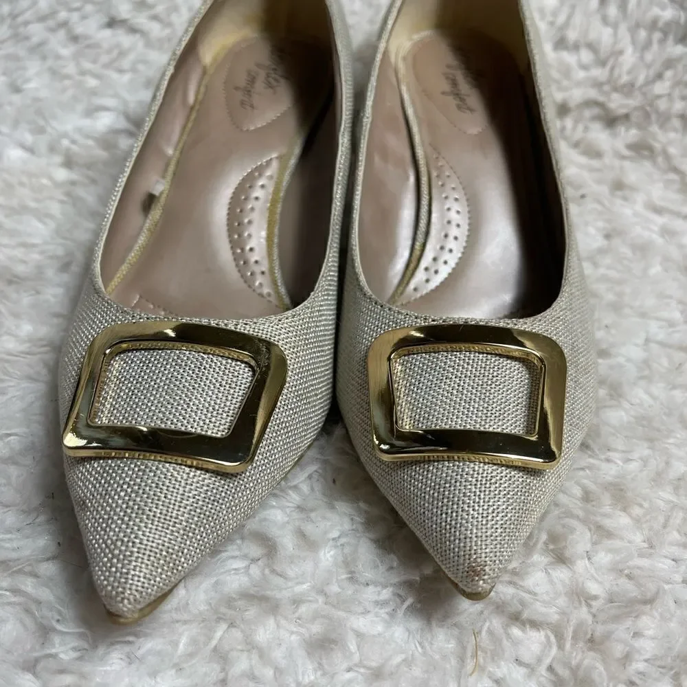 Dexflex Comfort Beige textile 2.1/2”heels pointed toe with gold tone brooch SZ10